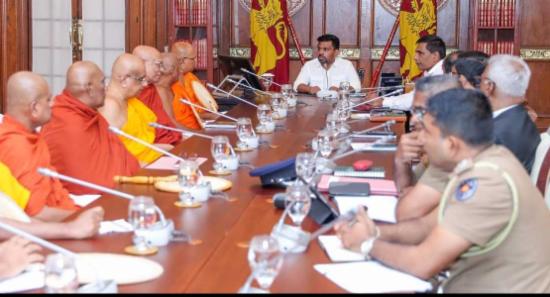 ජනපති සහ ත්‍රෛනිකායික මහා සංඝරත්නය අතර හමුවක්